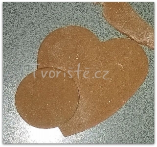 Takto oba výkroje dám do trouby a při pečení se spojí dohromady