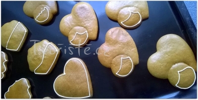 Předmalované kontury připravené na vyplnění tekutější polevou