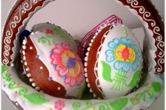 Perníkový košík s barevnými vajíčky