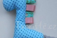 Žirafka s pískátkem